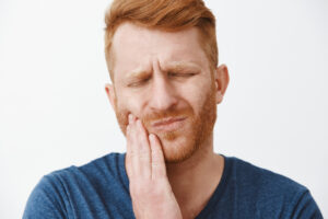 Скол зуба: что делать и как лечить | Причины сколов на зубах